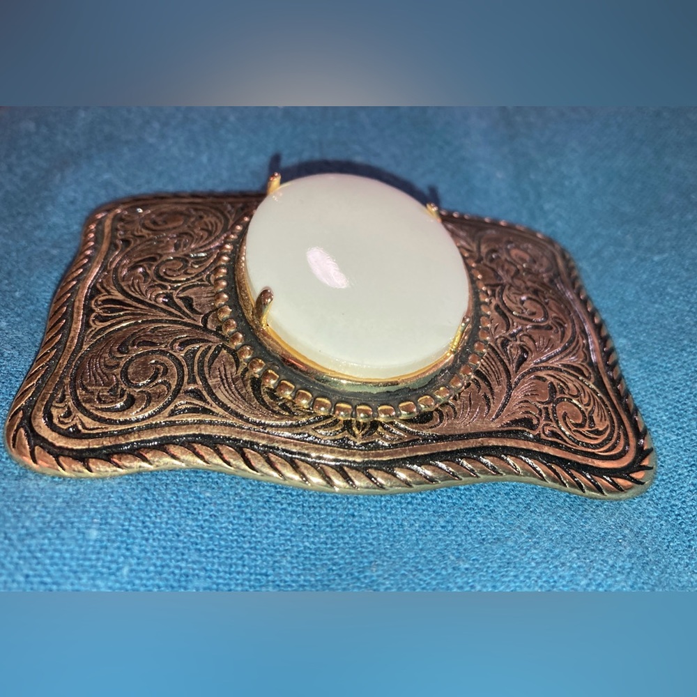 NWOT VTG BELT BUCKLE GOLD TONE SCROLLWORK & BLACK BACKGROUND & WHITE OVAL CENTER - Picture 2 of 8